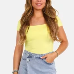 Body met vierkante hals geel