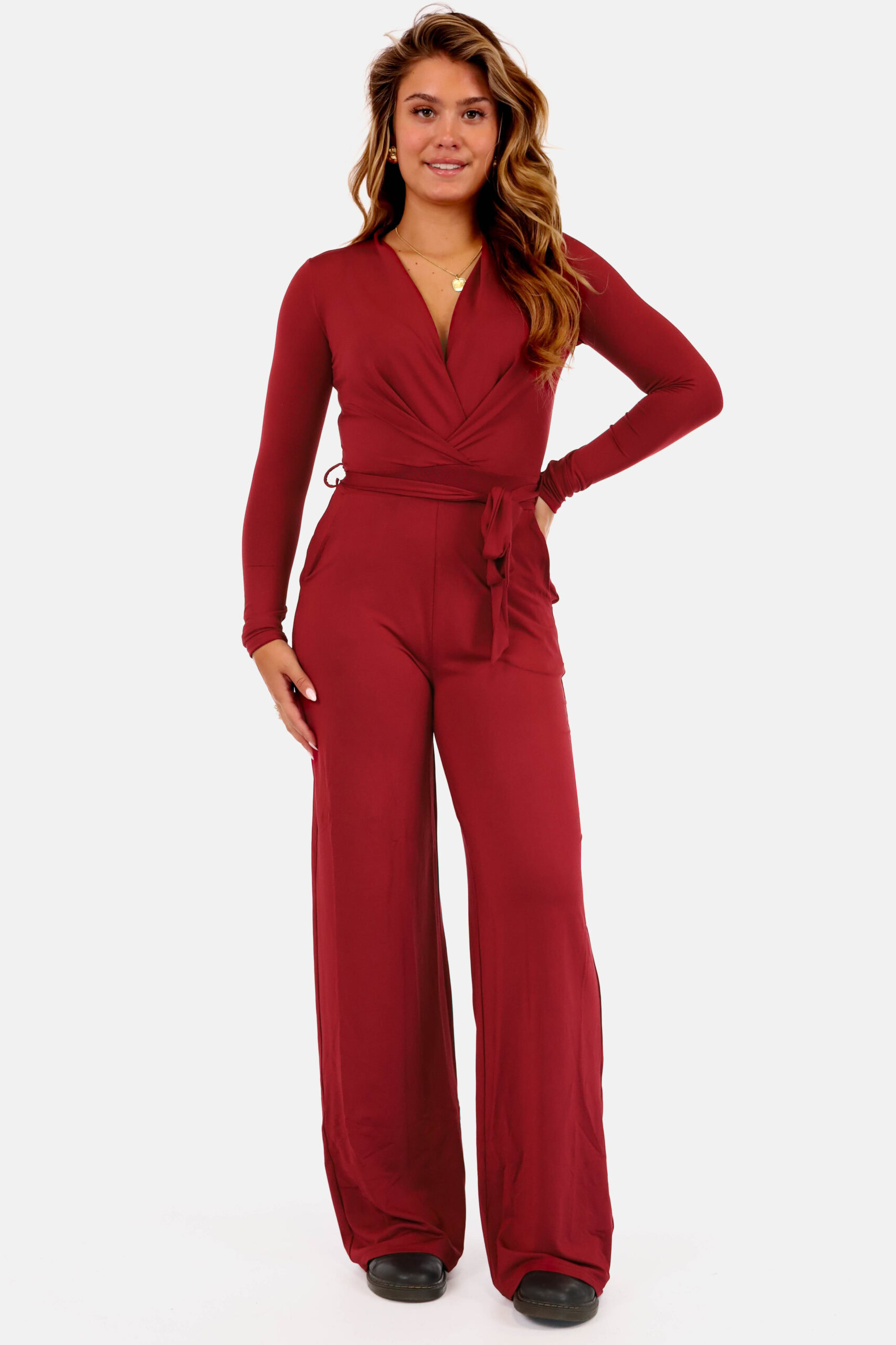 Jumpsuit met overslag en ceintuur bordeaux