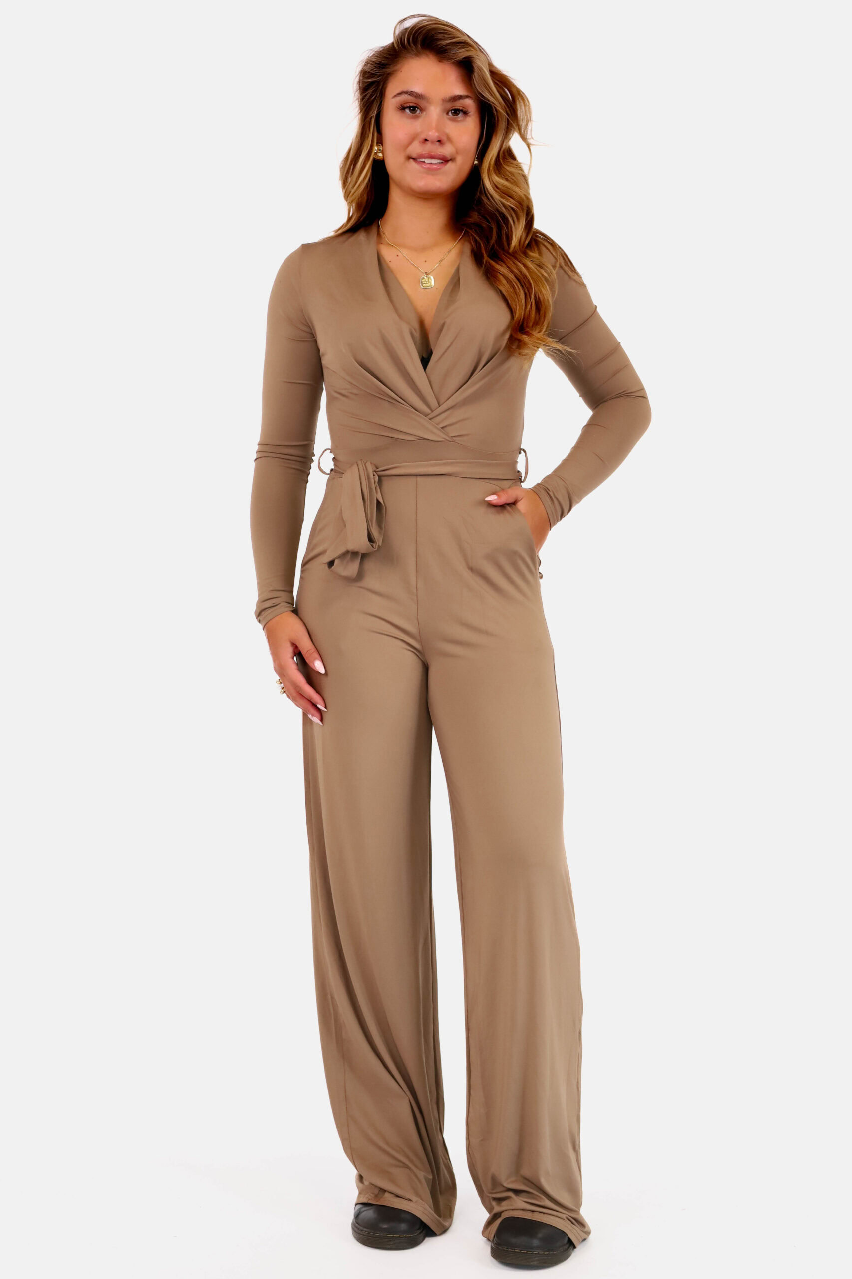 Jumpsuit met overslag en ceintuur camel