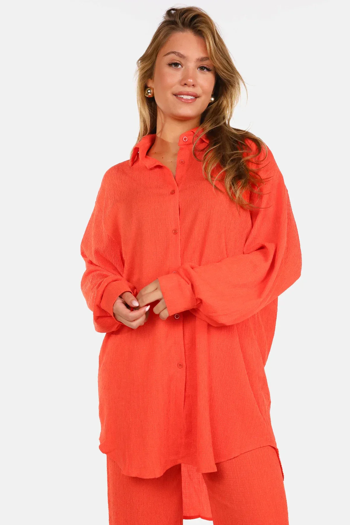 Losvallende blouse met knopen oranje