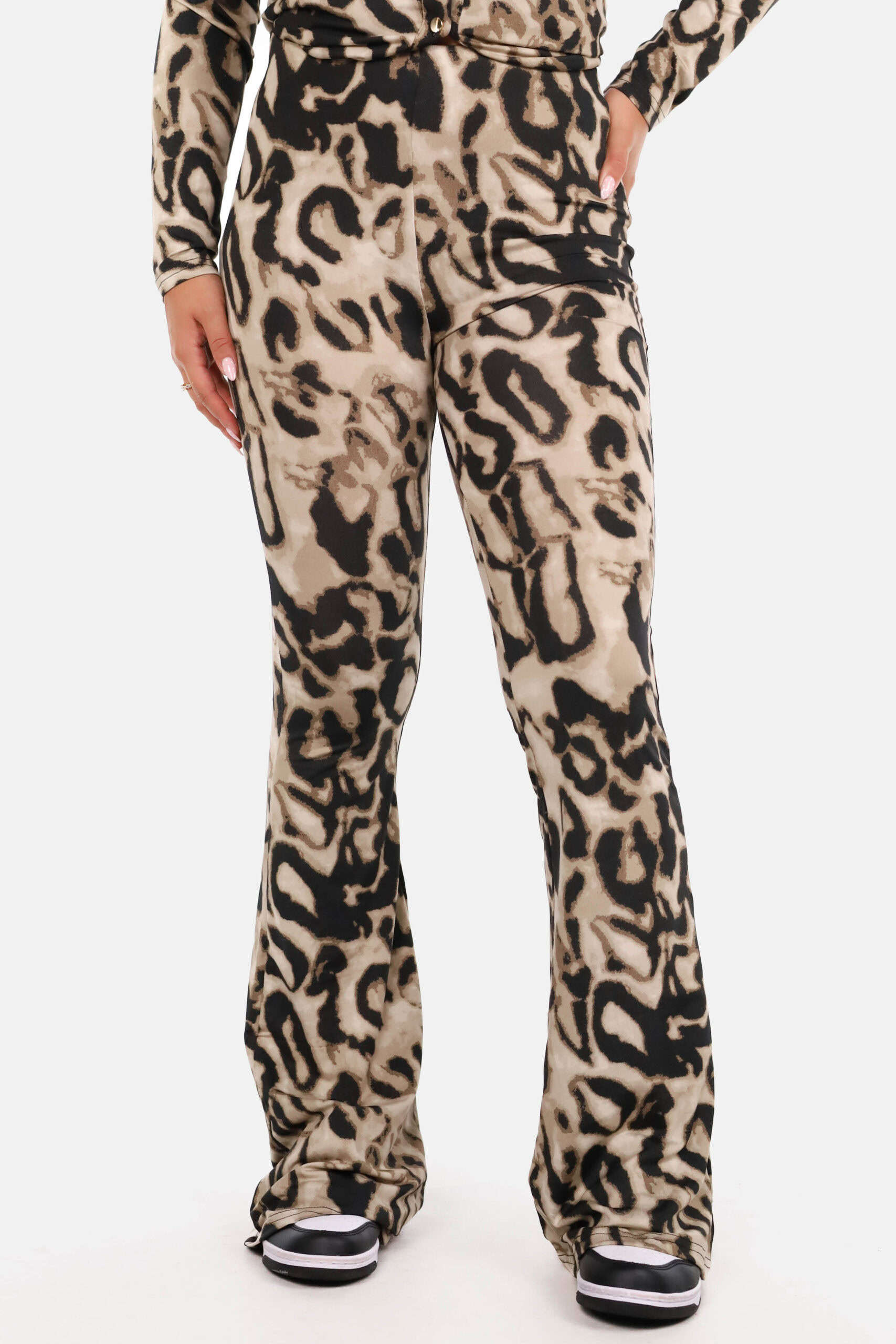 Travel flared pants leopard print grijs