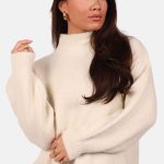 Zachte wolblend trui met opstaande hals beige