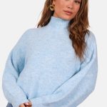 Zachte wolblend trui met opstaande hals lichtblauw