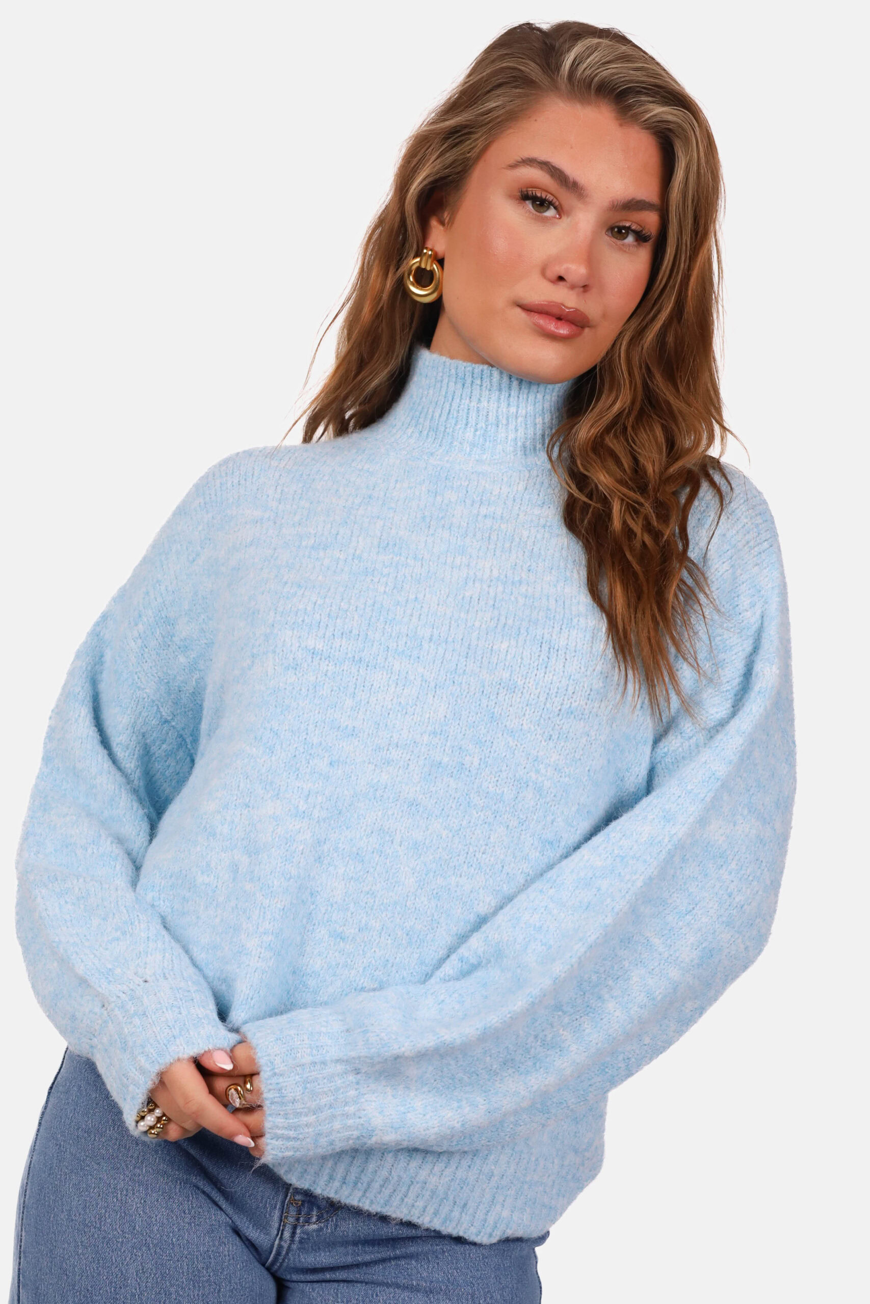 Zachte wolblend trui met opstaande hals lichtblauw