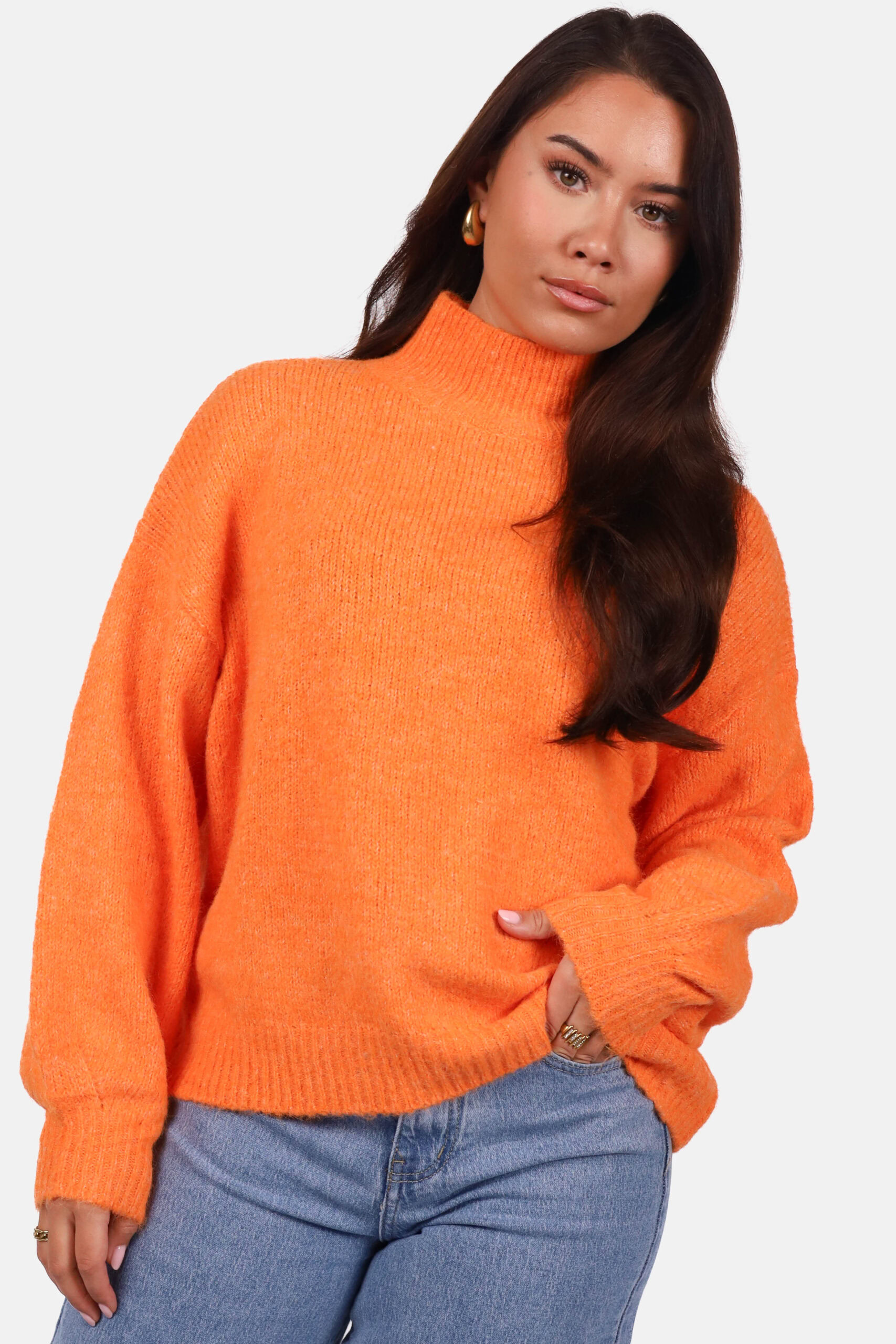 Zachte wolblend trui met opstaande hals oranje